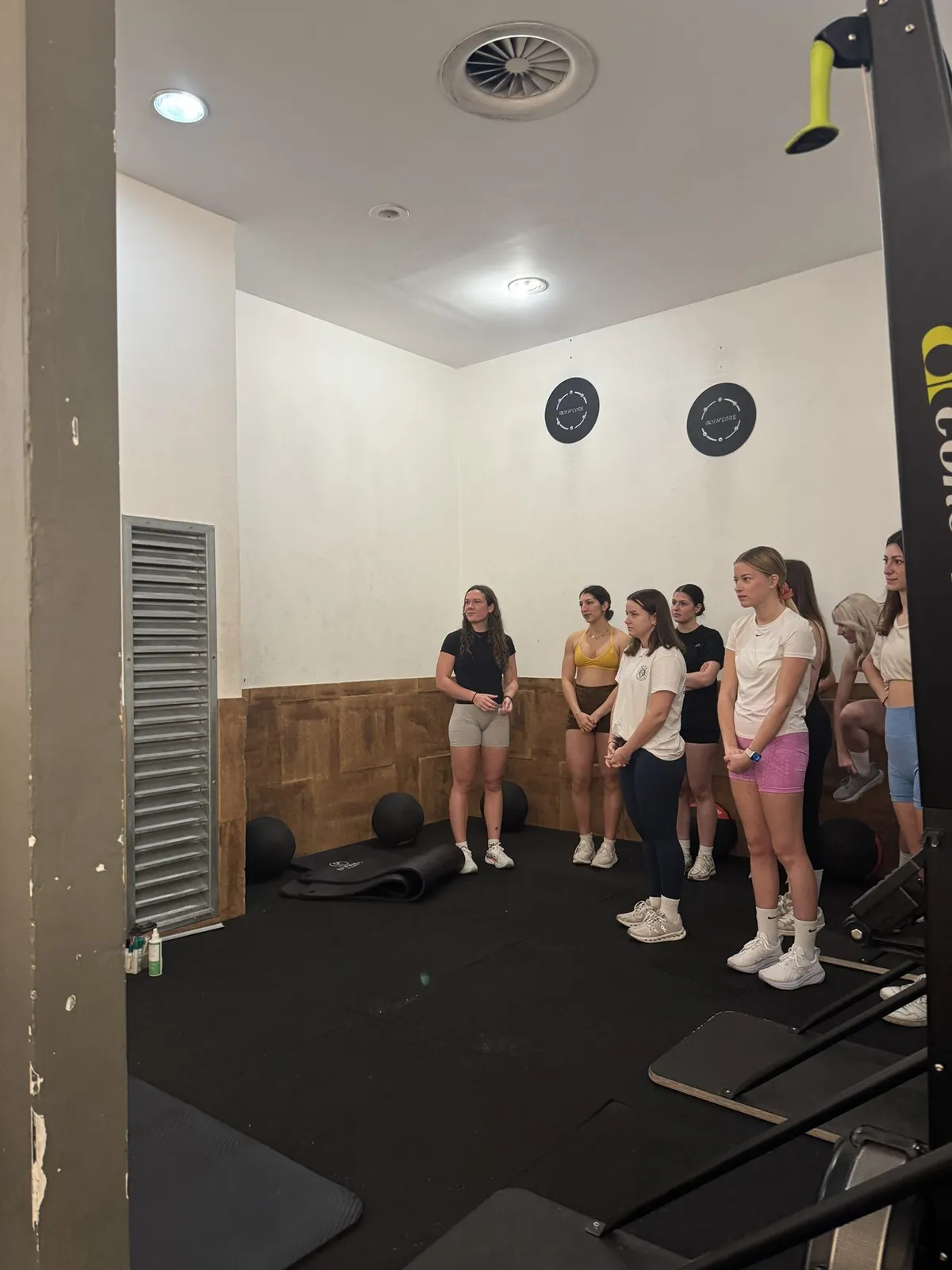Groupe d'ambassadrices dans une salle de sport