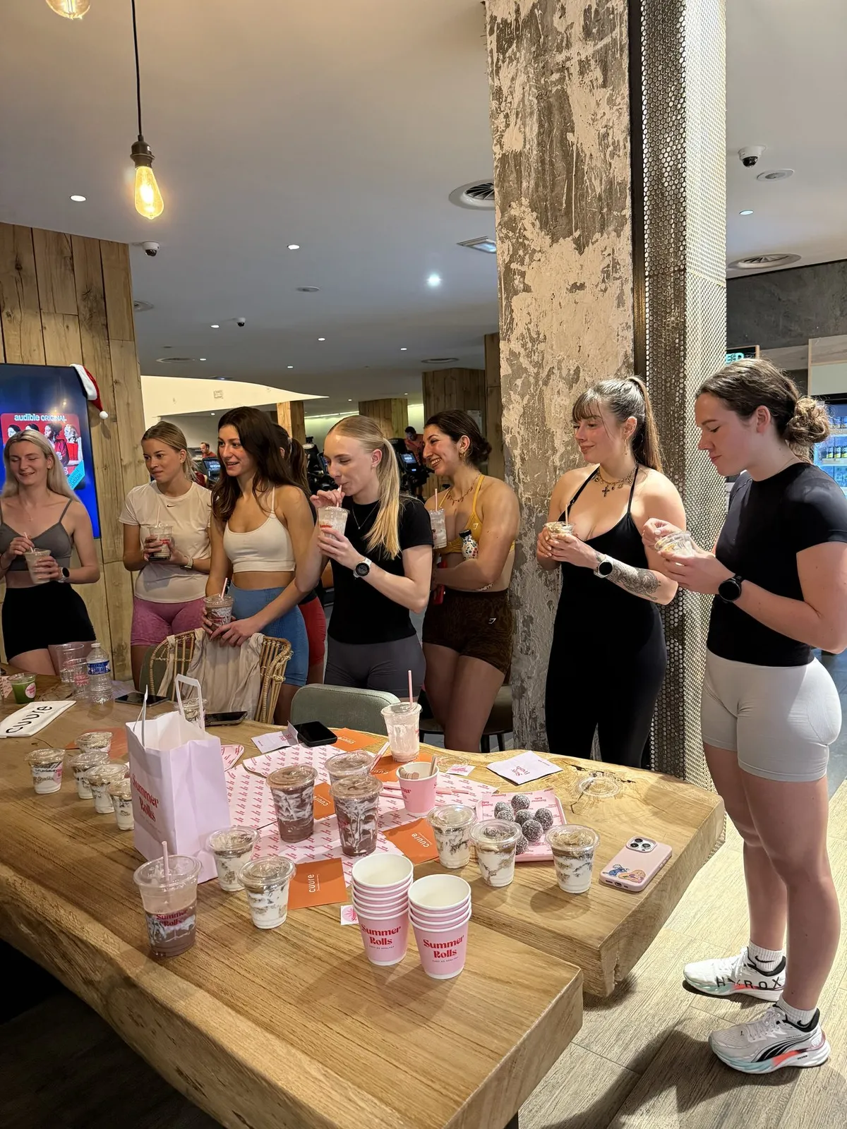 Ambassadrices réunies autour d'un stand de boissons lors d'un événement sportif