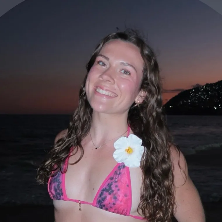 Portrait de l'ambassadrice alicuizz sur une plage au coucher du soleil