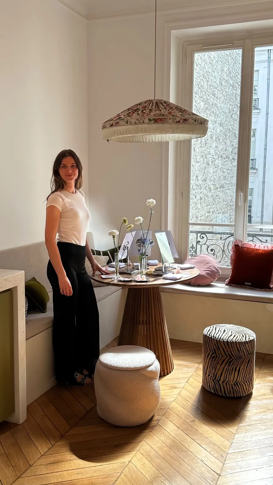Ambassadrice debout dans le salon qui accueille l'événement
