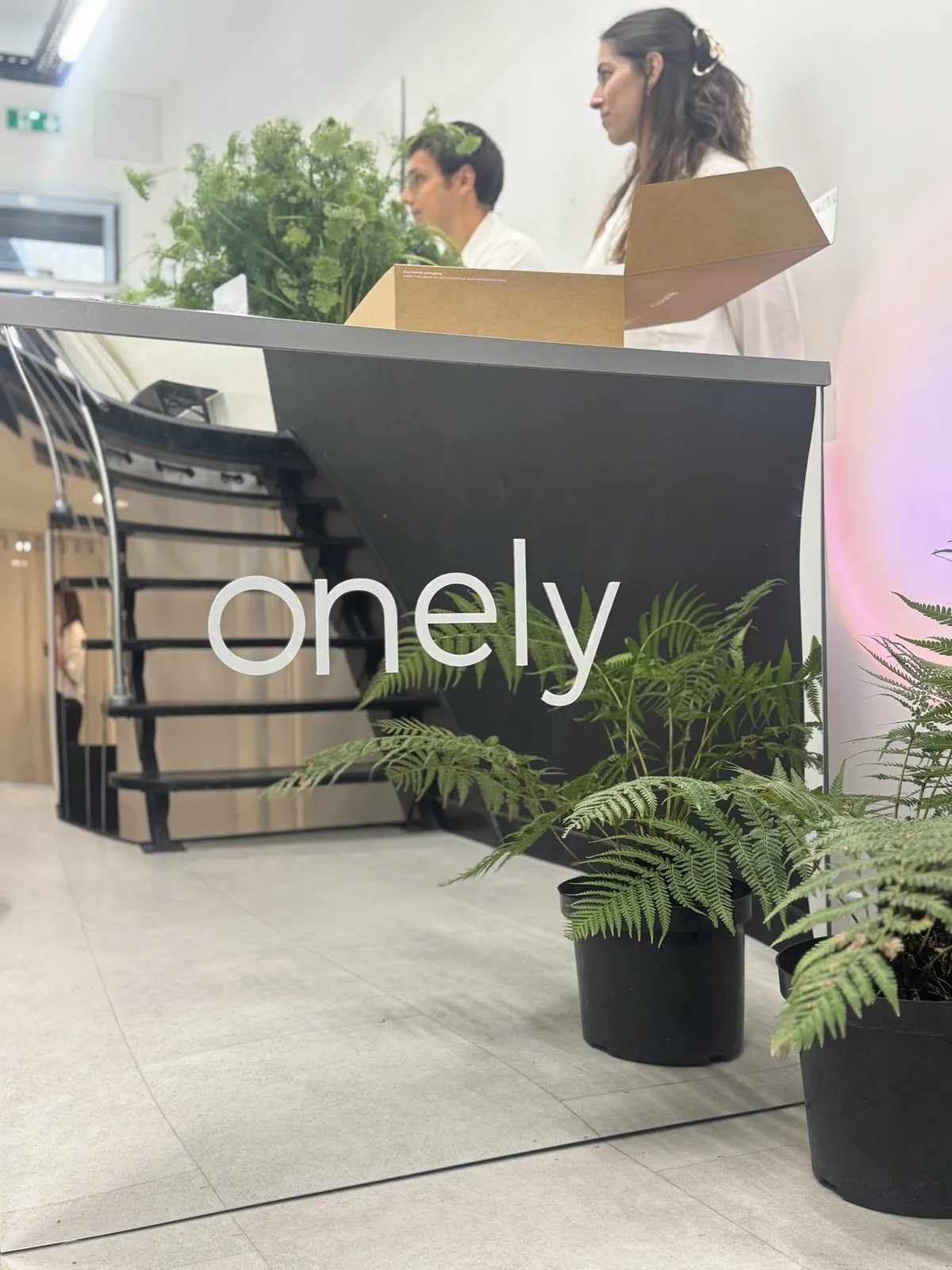 Deux personnes à l'accueil de la boutique onely