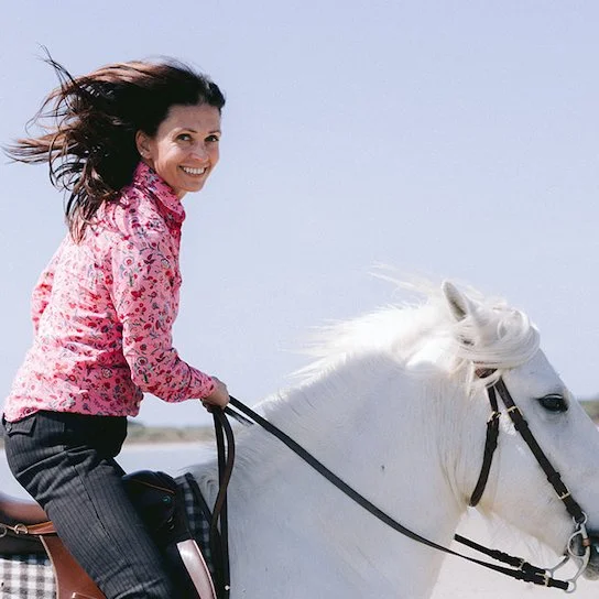 Portrait de l'ambassadrice adeline.blondieau à cheval sur la plage