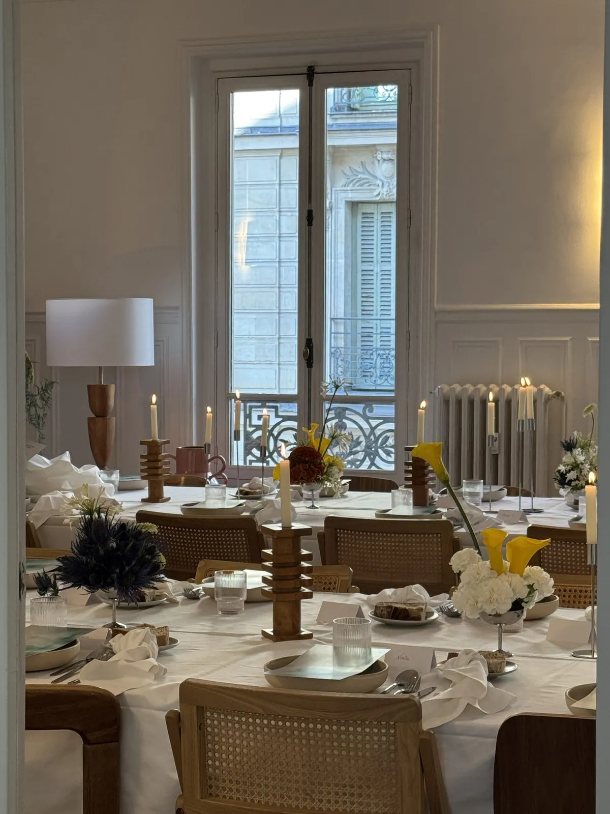 Table dressée devant la fenêtre avant l'arrivée des invitées