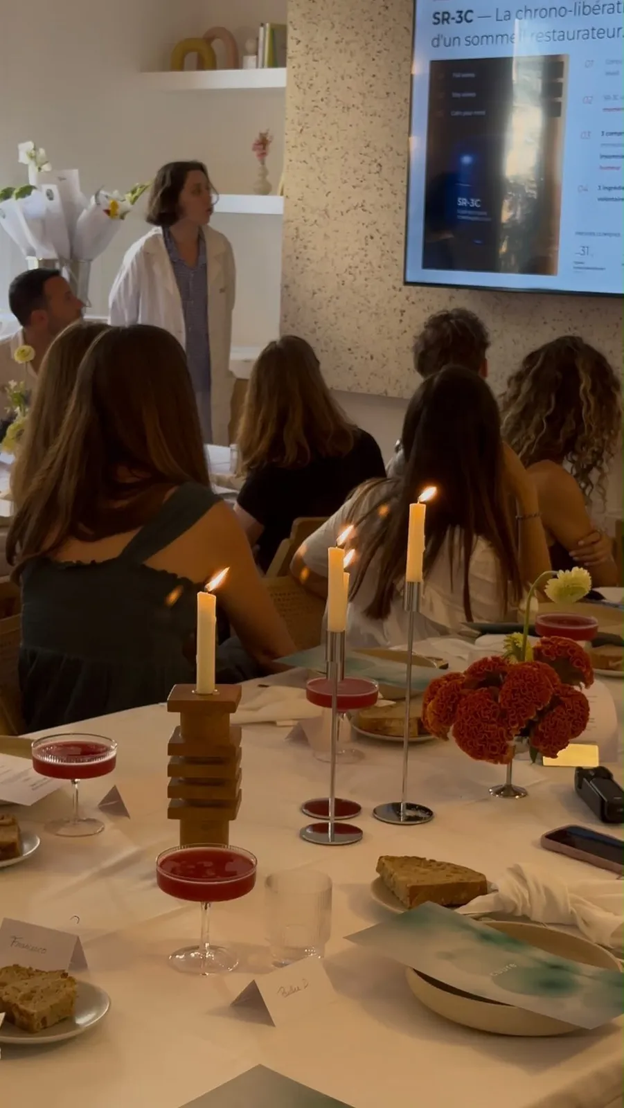 Convives attablés face à l'écran pendant le dîner des ambassadeurs