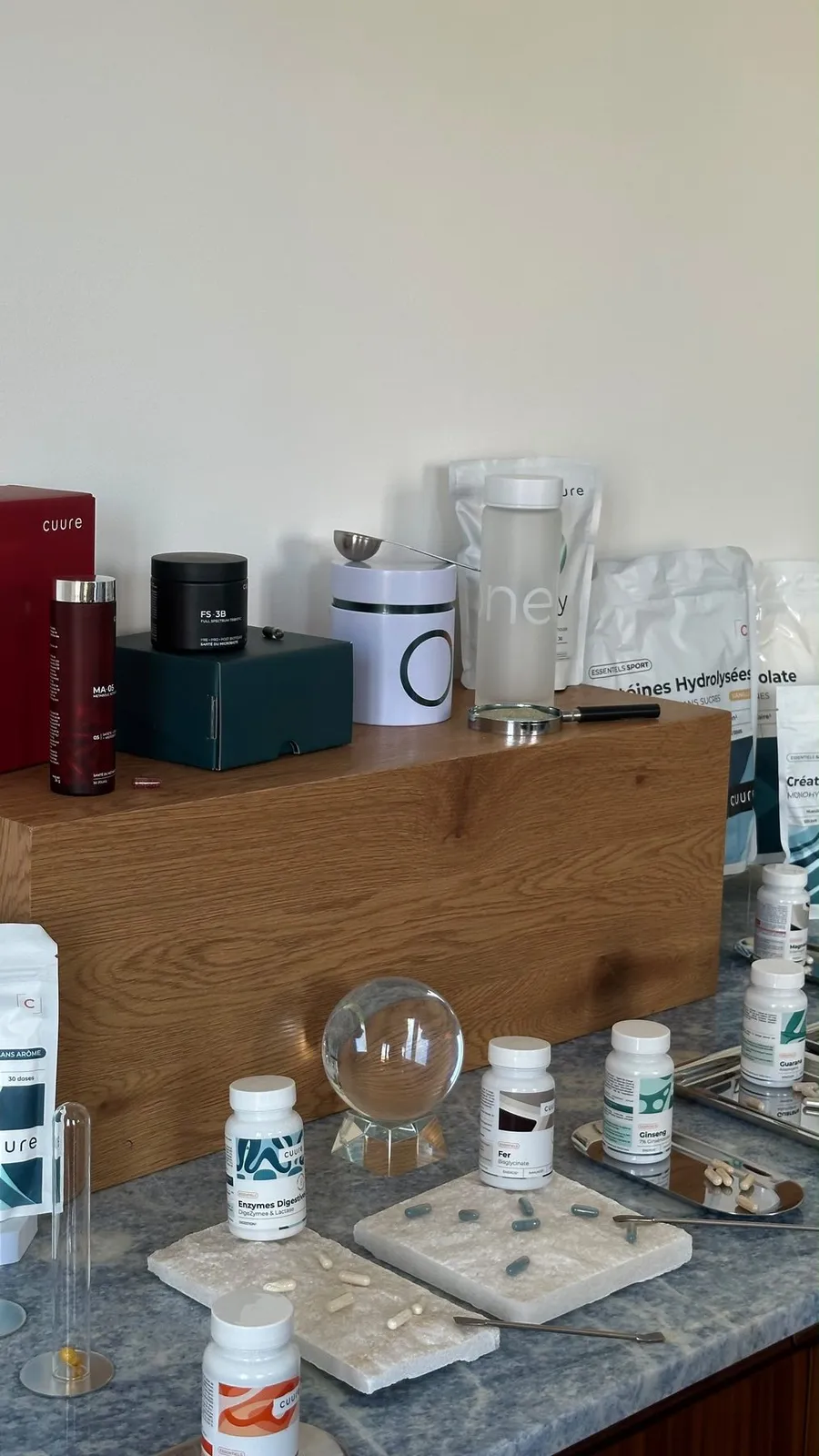 Produits Cuure présentés sur un comptoir