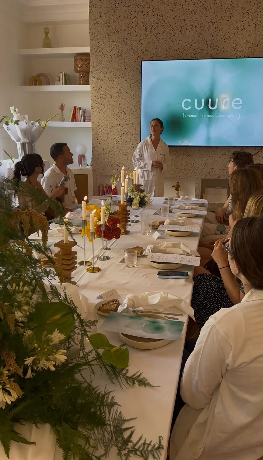 Table dressée pour le dîner des ambassadeurs Cuure