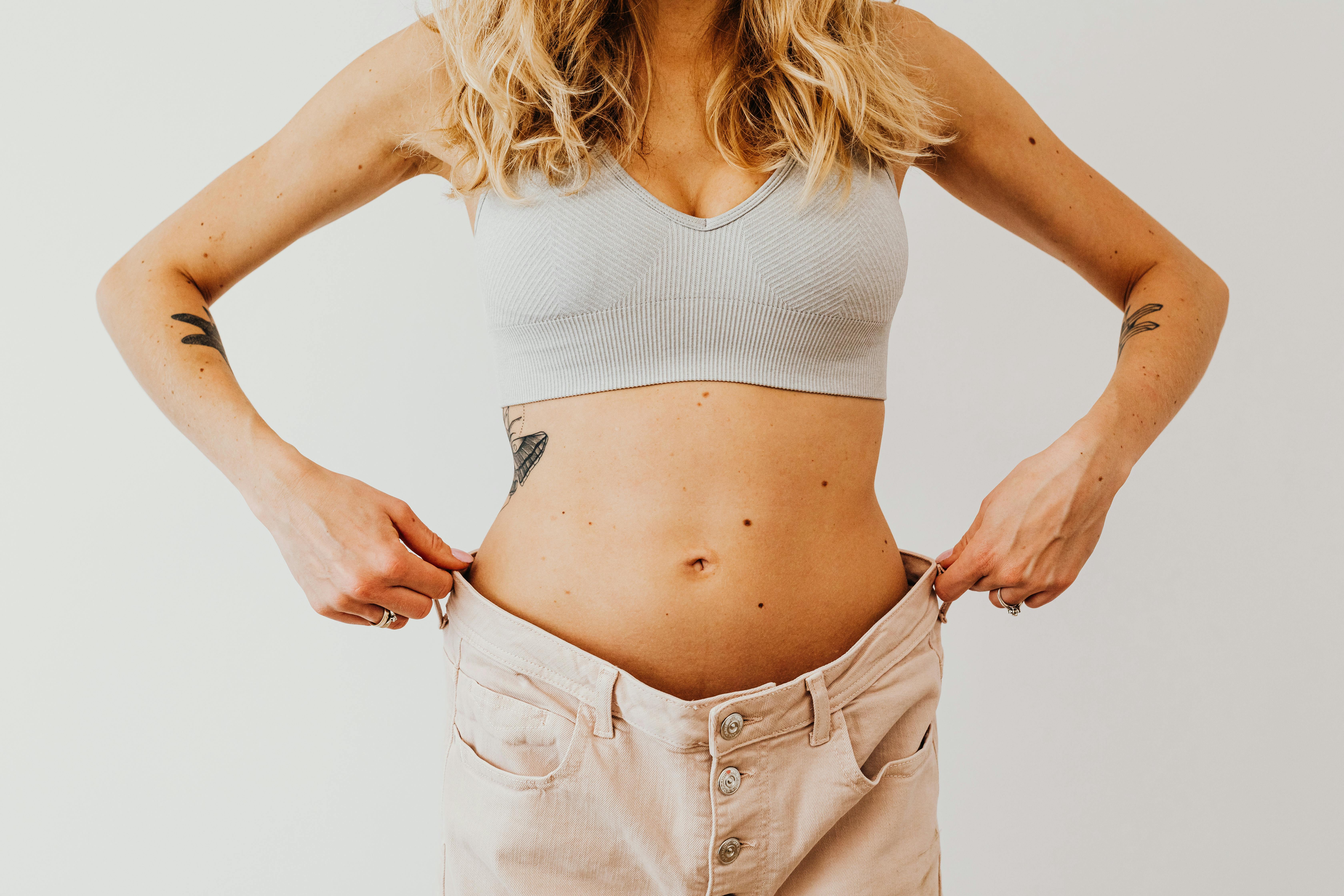 Femme pratiquant le yoga